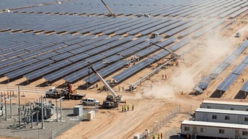 Centrale photovoltaïque à grande échelle en cours de montage